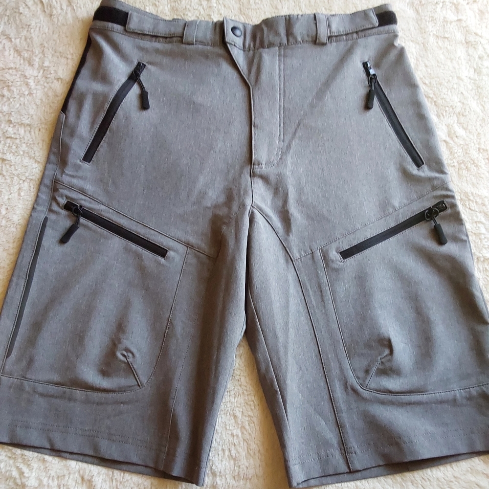 🌺 NWOT Mens MTB Gray Cargo Shorts with Modern Design
